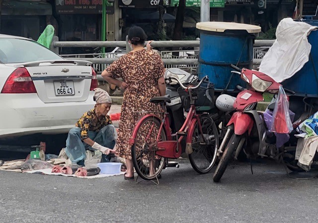 Chợ cóc, chợ tạm lấn vỉa hè, đường giao thông, gây ô nhiễm môi trường