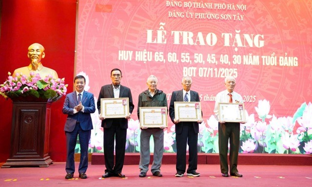 Phường Sơn Tây trao Huy hiệu Đảng cho 62 đảng viên tiêu biểu