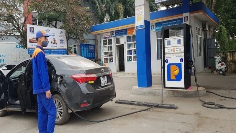 Giá xăng tăng nhẹ, xăng RON95-III 20.576 đồng/lít, tăng 160 đồng/lít