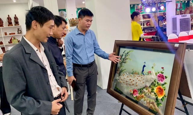 Triển lãm giới thiệu hơn 250 mẫu sản phẩm tiêu biểu ngành Thêu - ren - lụa - áo dài - túi 