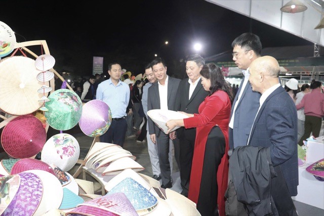 Quảng bá, kết nối sản phẩm OCOP, làng nghề và phiên chợ Việt tại xã Thanh Oai