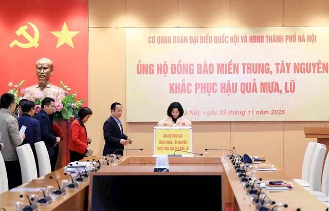 Cơ quan Đoàn đại biểu Quốc hội và HĐND thành phố Hà Nội ủng hộ đồng bào bị thiệt hại do mưa lũ