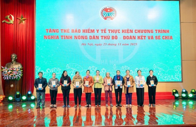 Tặng 31 thẻ Bảo hiểm y tế cho 31 hội viên nông dân xã Quang Minh