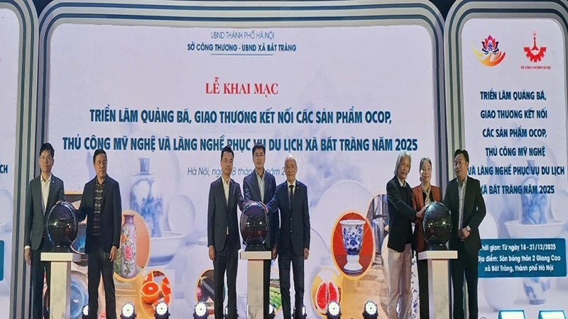 Khai mạc Triển lãm quảng bá, giao thương kết nối sản phẩm OCOP, thủ công mỹ nghệ Bát Tràng