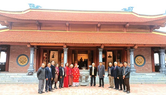 Đoàn đại biểu Hội đồng họ Bùi Việt Nam thăm Khu lưu niệm Bùi Bằng Đoàn tại thôn Bặt Chùa, xã Ứng Thiên