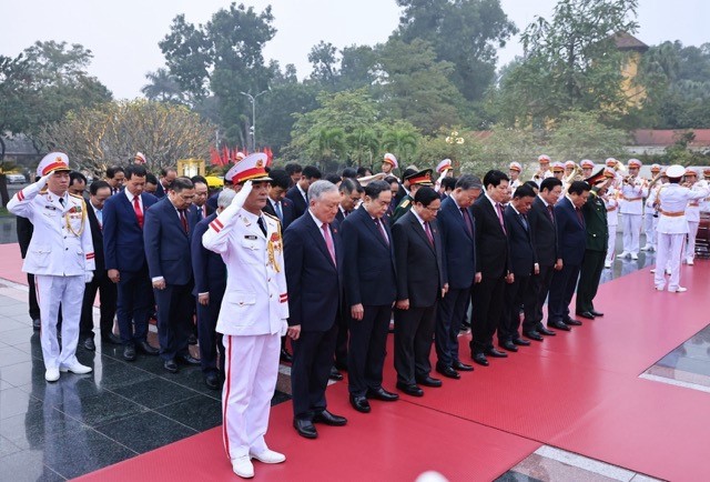 Hình ảnh lãnh đạo Đảng, Nhà nước đặt vòng hoa tại Đài tưởng niệm các Anh hùng liệt sĩ