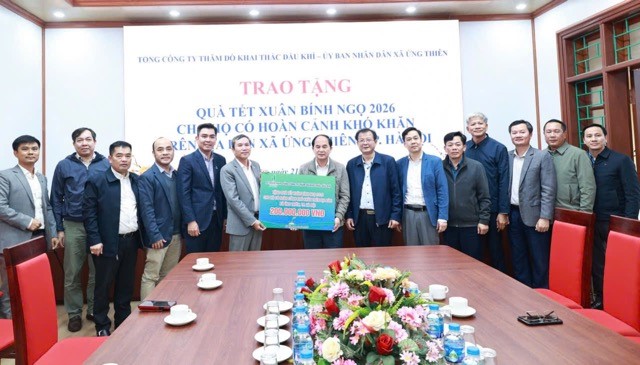 Xã Ứng Thiên tiếp nhận kinh phí 200 triệu đồng hỗ trợ Tết Bính Ngọ 2026 cho các hộ gia đình có hoàn cảnh khó khăn