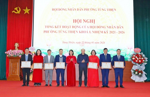 Phường Tùng Thiện khen thưởng 16 tập thể và cá nhân có thành tích xuất sắc trong hoạt động HĐND