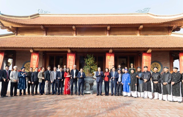 Chủ tịch Quốc hội Trần Thanh Mẫn dâng hương tri ân cụ Bùi Bằng Đoàn, Trưởng Ban Thường trực Quốc hội tại xã Ứng Thiên