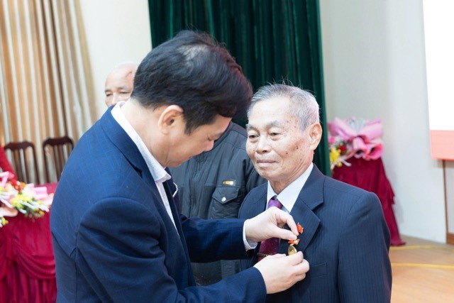 Xã Ứng Thiên trao Huy hiệu Đảng cho 36 đảng viên tiêu biểu