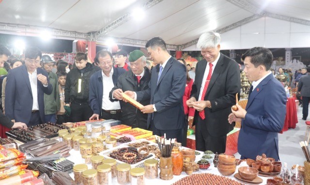 Kết nối làng nghề, phục vụ nhân dân mua sắm hàng hoá dịp Tết Bính Ngọ tại xã Ứng Thiên