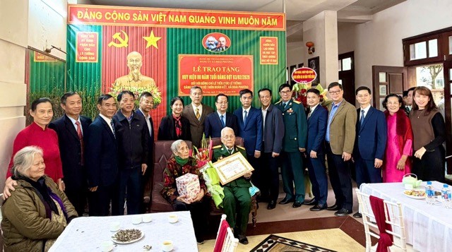 Đảng viên lão thành Lê Tiến tại xã Đoài Phương được trao tặng Huy hiệu Đảng 80 năm