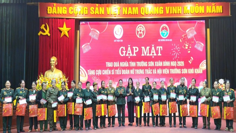 Trao 300 suất quà “Nghĩa tình Trường Sơn” tặng cựu nữ chiến sĩ Tiểu đoàn Trưng Trắc