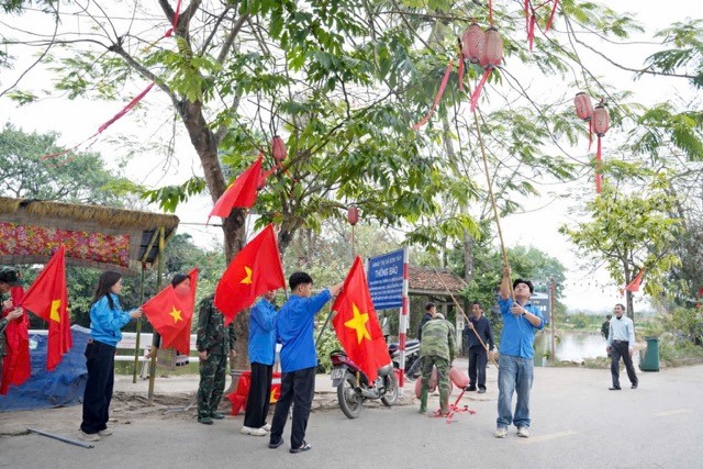 Sơn Tây ra quân làm sạch môi trường tại khu Di tích Làng cổ Đường Lâm