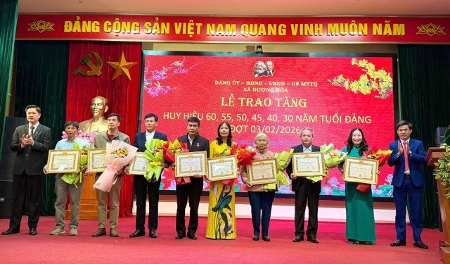 Xã Dương Hòa trao Huy hiệu Đảng đợt 3/2 đến 22 đảng viên tiêu biểu