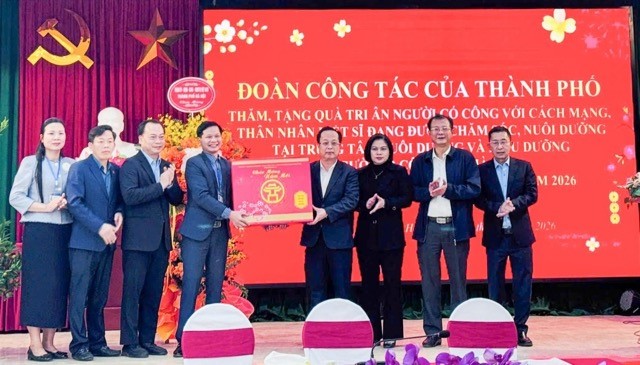 Phó Chủ tịch Thường trực HĐND TP Hà Nội Trần Thế Cương tặng quà người có công tại xã Ứng Thiên 
