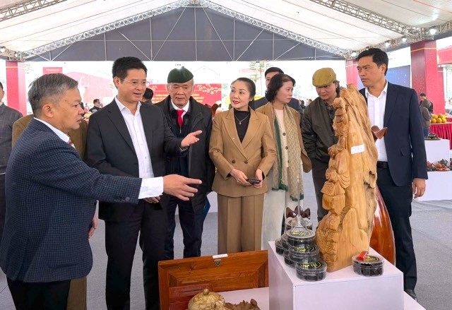 Khai mạc không gian trưng bày sản phẩm tiêu dùng phục vụ Tết tại xã Nội Bài