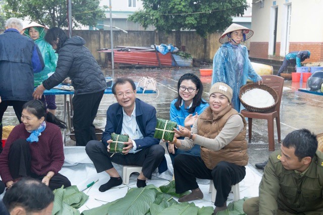 Lãnh đạo, cán bộ và nhân dân xã Ứng Thiên gói bánh chưng để trao tặng tại chương trình Tết Nhân ái