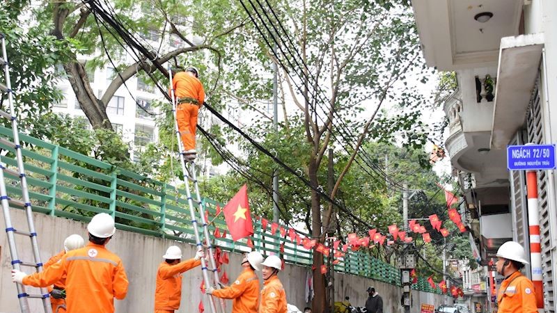 EVNHANOI chỉnh trang đồng bộ lưới điện, bảo đảm Thủ đô sáng - xanh - an toàn dịp Tết Bính Ngọ 2026