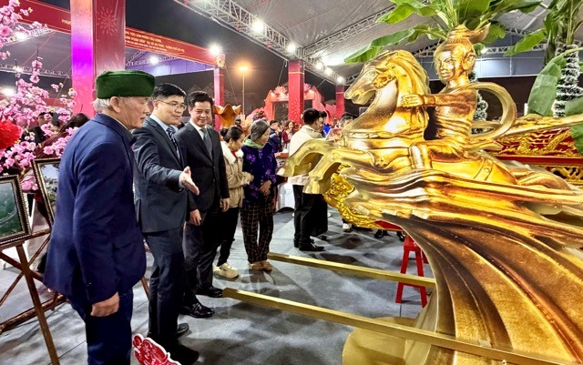 Nguồn cung dồi dào, thị trường ổn định: Người dân Thủ đô yên tâm mua sắm Tết