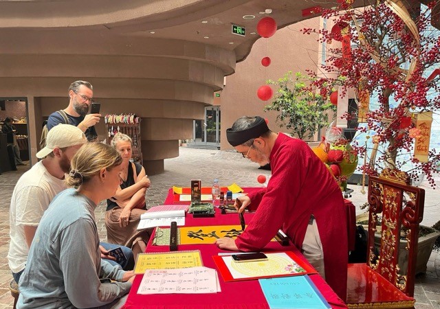 Xuân Bính Ngọ ở Bát Tràng: Nét chữ khai xuân níu chân du khách