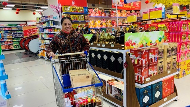 Ngày Mùng 3 Tết Bính Ngọ 2026, thị trường hàng hóa trên cả nước bắt đầu sôi động trở lại 