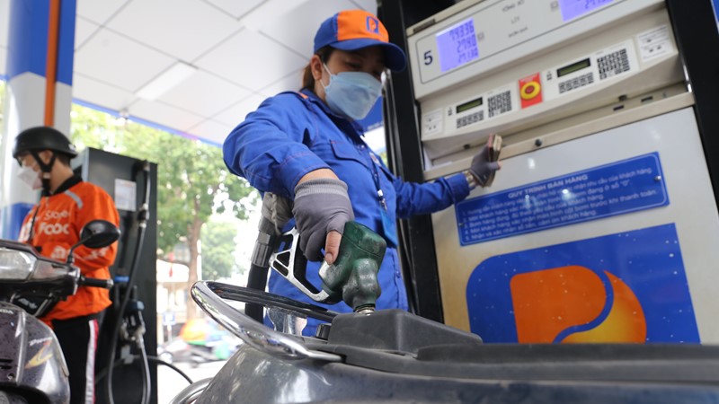 Giá xăng giảm mạnh hơn 3.000 đồng/lít, người dân “ùn ùn” đi đổ xăng