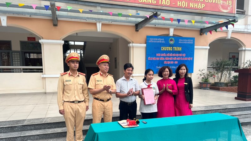  Tuyên truyền phổ biến giáo dục pháp luật về ATGT cho học sinh Trường THCS Nguyễn Trãi A