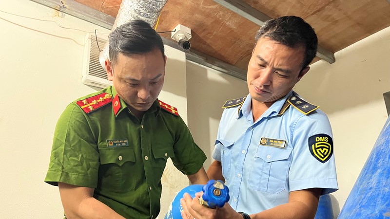 Bắt giữ hơn 100 bình khí cười các loại