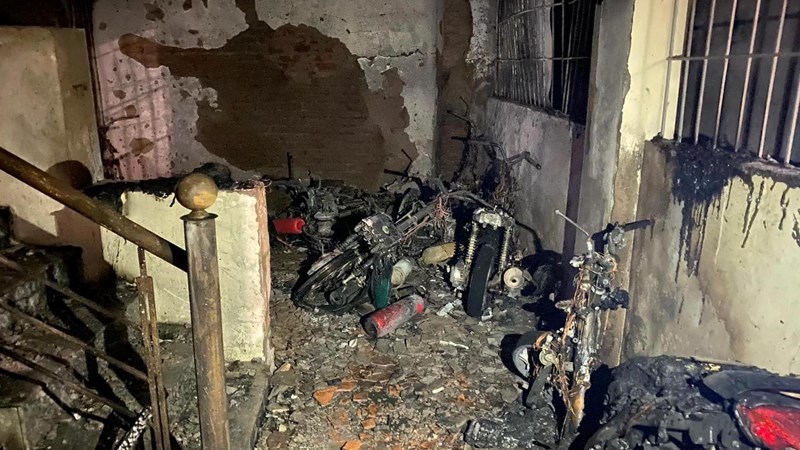 Giải cứu 11 người mắc kẹt trong đám cháy trong ngôi nhà 6 tầng