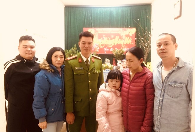  Công an xã Thanh Liệt tìm người thân cho cháu bé bị lạc