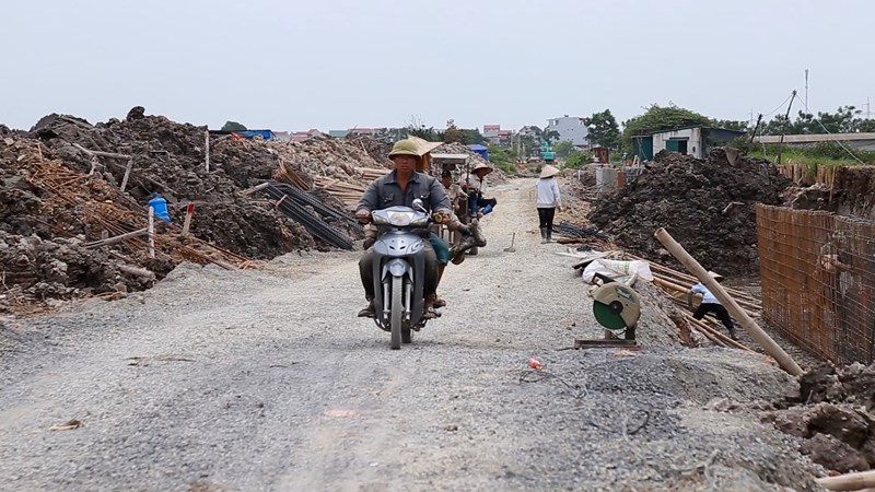 Người dân thôn Phú Lương Hạ khốn khổ vì con đường đang thi công