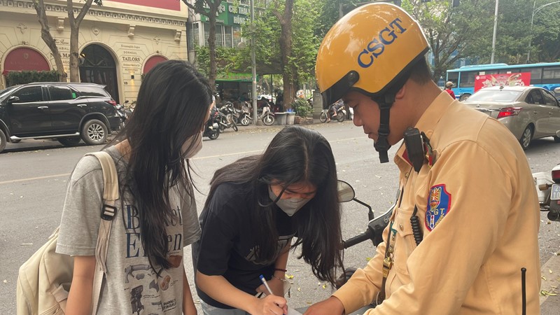 Nhiều em học sinh vẫn "quên" mũ bảo hiểm khi tới trường