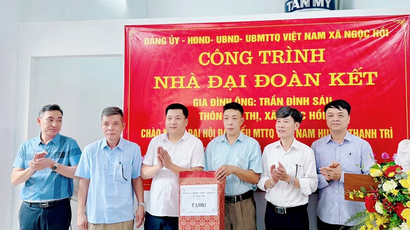 Huyện Thanh Trì: Bàn giao nhà “Đại đoàn kết” cho hộ cận nghèo 