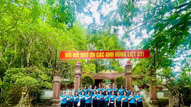 Hội LHPN huyện Thanh Trì tổ chức giáo dục truyền thống tại Quảng Bình và Thừa Thiên Huế