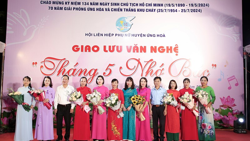 Giao lưu văn nghệ, phát động thi đua học và làm theo gương Bác