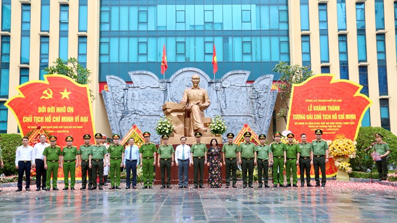 Khánh thành tượng đài Chủ tịch Hồ Chí Minh và Trung tâm Thông tin chỉ huy Công an thành phố Hà Nội