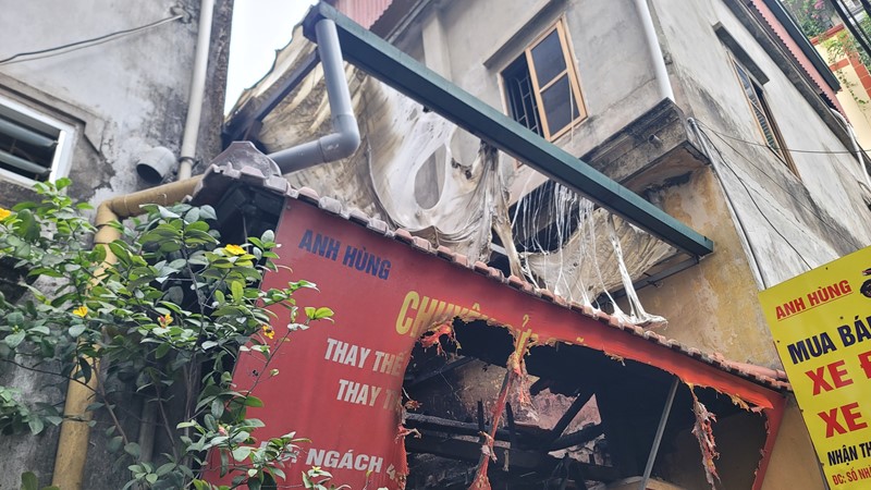 Thứ trưởng phụ trách Bộ Công an Trần Quốc Tỏ trực tiếp đến hiện trường chỉ đạo khắc phục vụ cháy ở phố Trung Kính