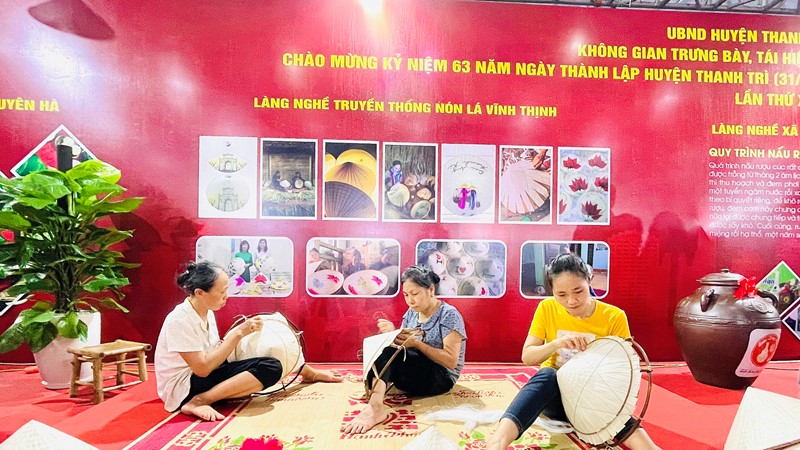 Triển lãm các sản phẩm OCOP, thủ công mỹ nghệ, làng nghề kết hợp phát động xây dựng tuyến phố không dùng tiền mặt