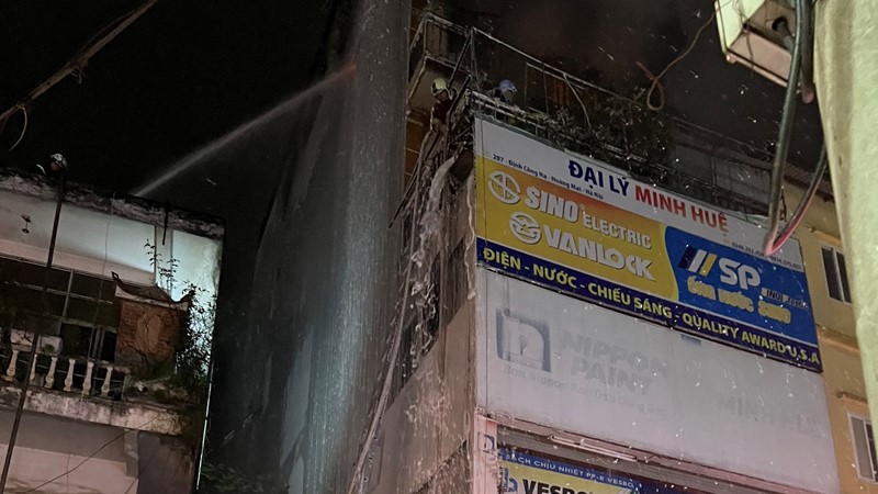 3 người thoát nạn trong vụ cháy ở phố Định Công Hạ