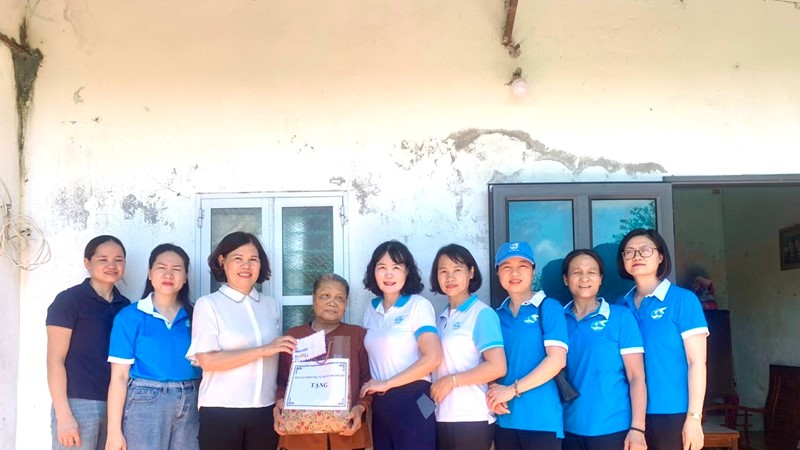 Phụ nữ Thanh Trì tặng quà phụ nữ vùng lũ huyện Chương Mỹ