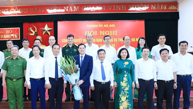 Trao quyết định của Ban thường vụ Thành ủy đối với tân Phó Bí thư Huyện ủy Thanh Trì