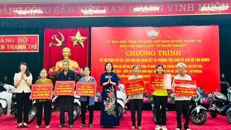  Trao kinh phí hỗ trợ xây, sửa nhà Đại đoàn kết và phương tiện sinh kế cho hộ cận nghèo