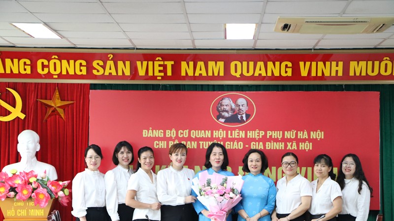 Chi bộ Ban Tuyên giáo - Gia đình xã hội tổ chức Lễ kết nạp đảng viên mới