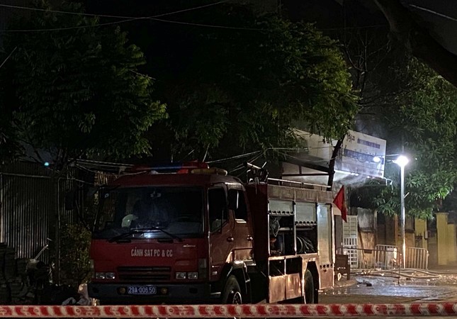 Nhà dân kết hợp kinh doanh ở Hà Nội bất ngờ bốc cháy