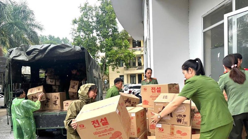 Đoàn Thanh niên, Hội Phụ nữ, Công đoàn CAND xung kích đồng hành cùng nhân dân và cán bộ chiến sĩ vùng lũ
