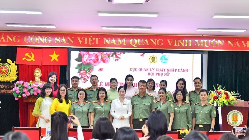 Cục Quản lý xuất nhập cảnh tổ chức Lễ mít tinh chúc mừng cán bộ hội viên phụ nữ 