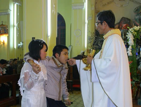 Cô gái giúp chàng trai ngồi xe lăn hồi sinh bằng tình yêu chân thành