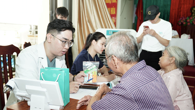 Phòng khám UNI thăm khám miễn phí cho người dân chịu ảnh hưởng bởi bão lũ 