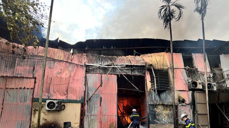 Kịp thời khống chế đám cháy trên địa bàn quận Long Biên